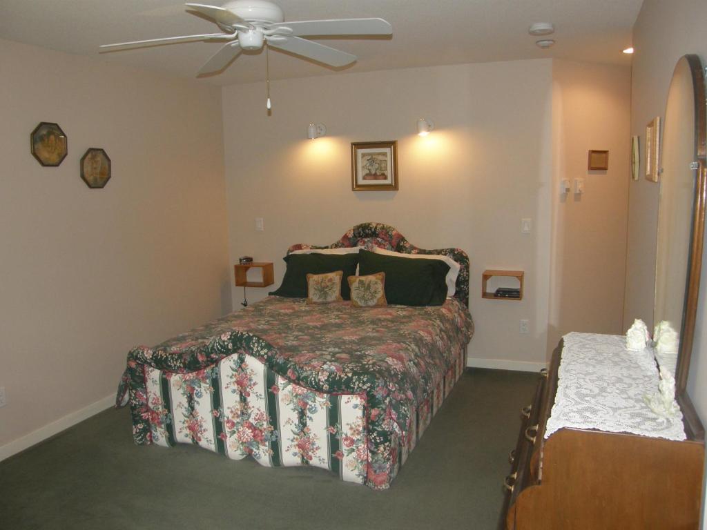 Cedar Wood Lodge Bed & Breakfast Inn Port Alberni Bagian luar foto