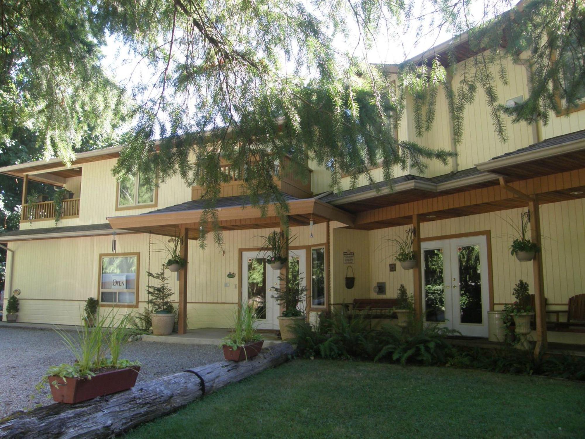 Cedar Wood Lodge Bed & Breakfast Inn Port Alberni Bagian luar foto