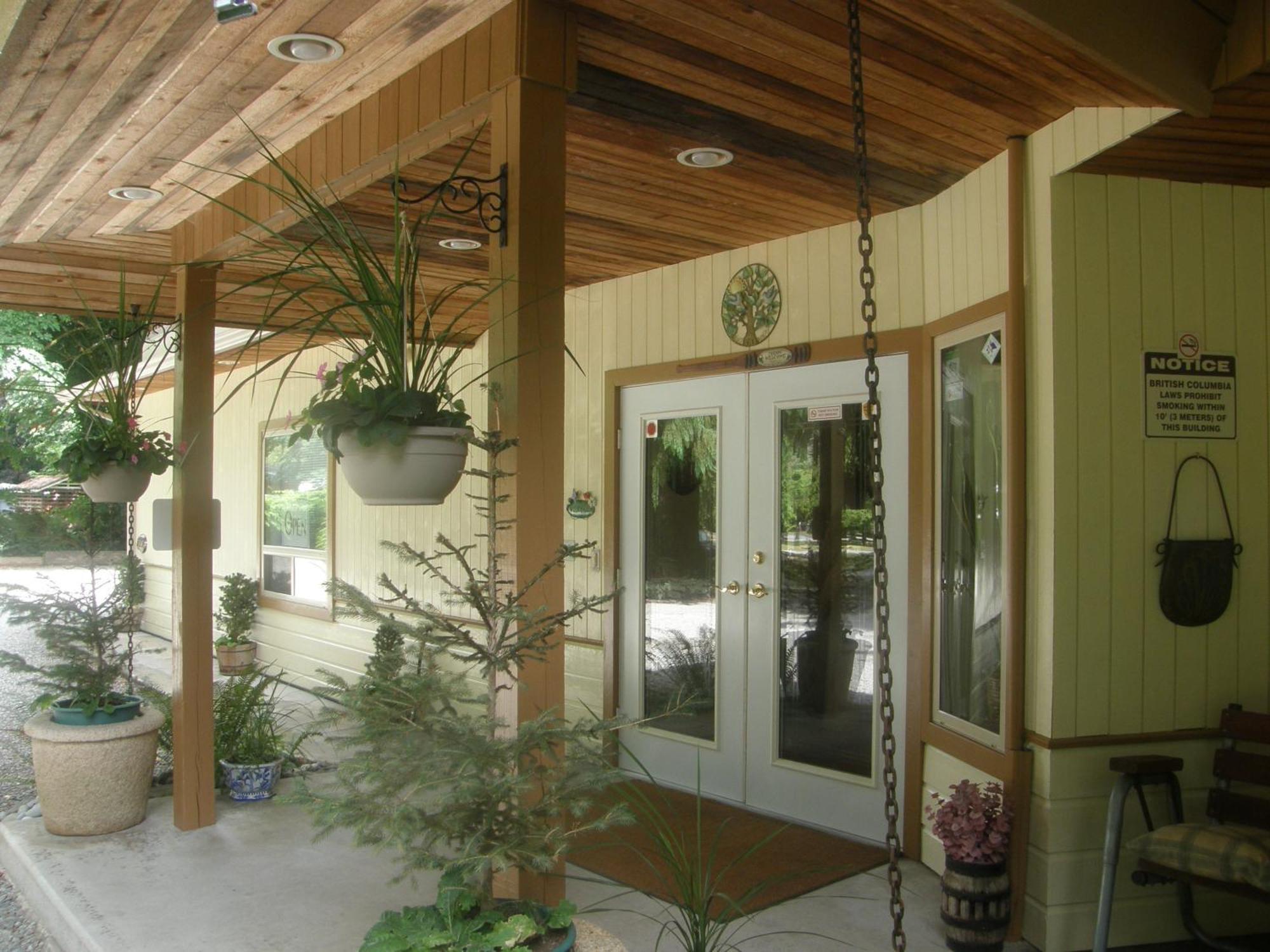 Cedar Wood Lodge Bed & Breakfast Inn Port Alberni Bagian luar foto