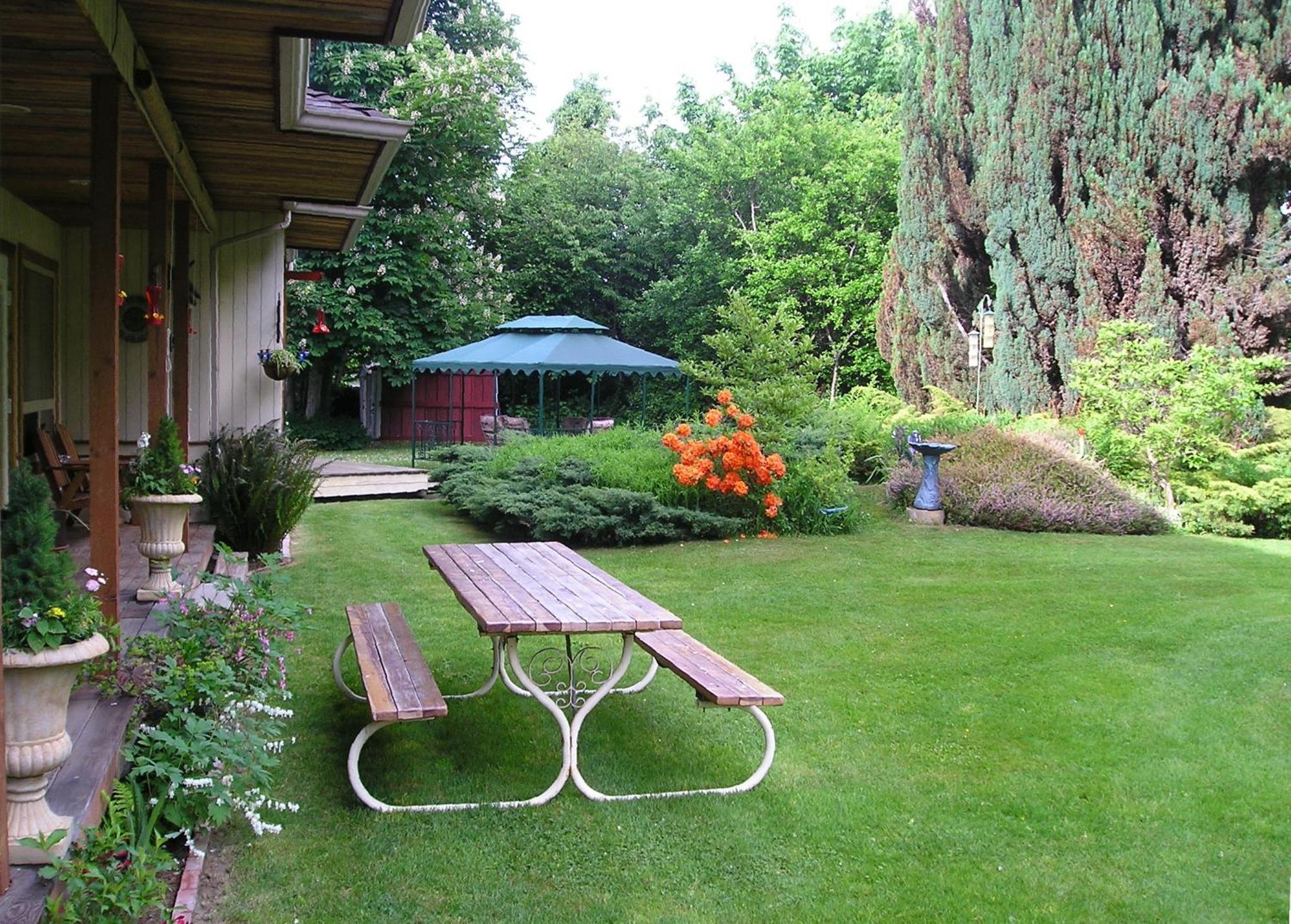 Cedar Wood Lodge Bed & Breakfast Inn Port Alberni Bagian luar foto