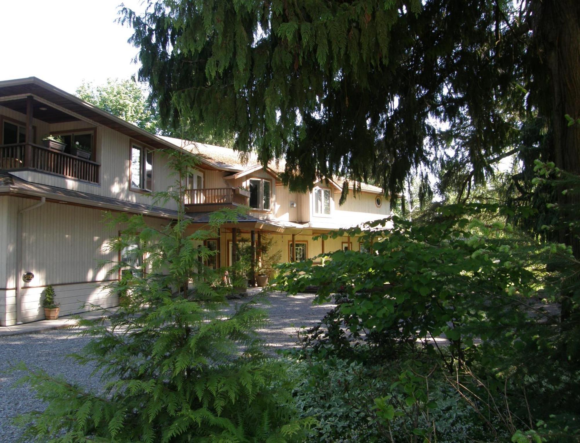 Cedar Wood Lodge Bed & Breakfast Inn Port Alberni Bagian luar foto
