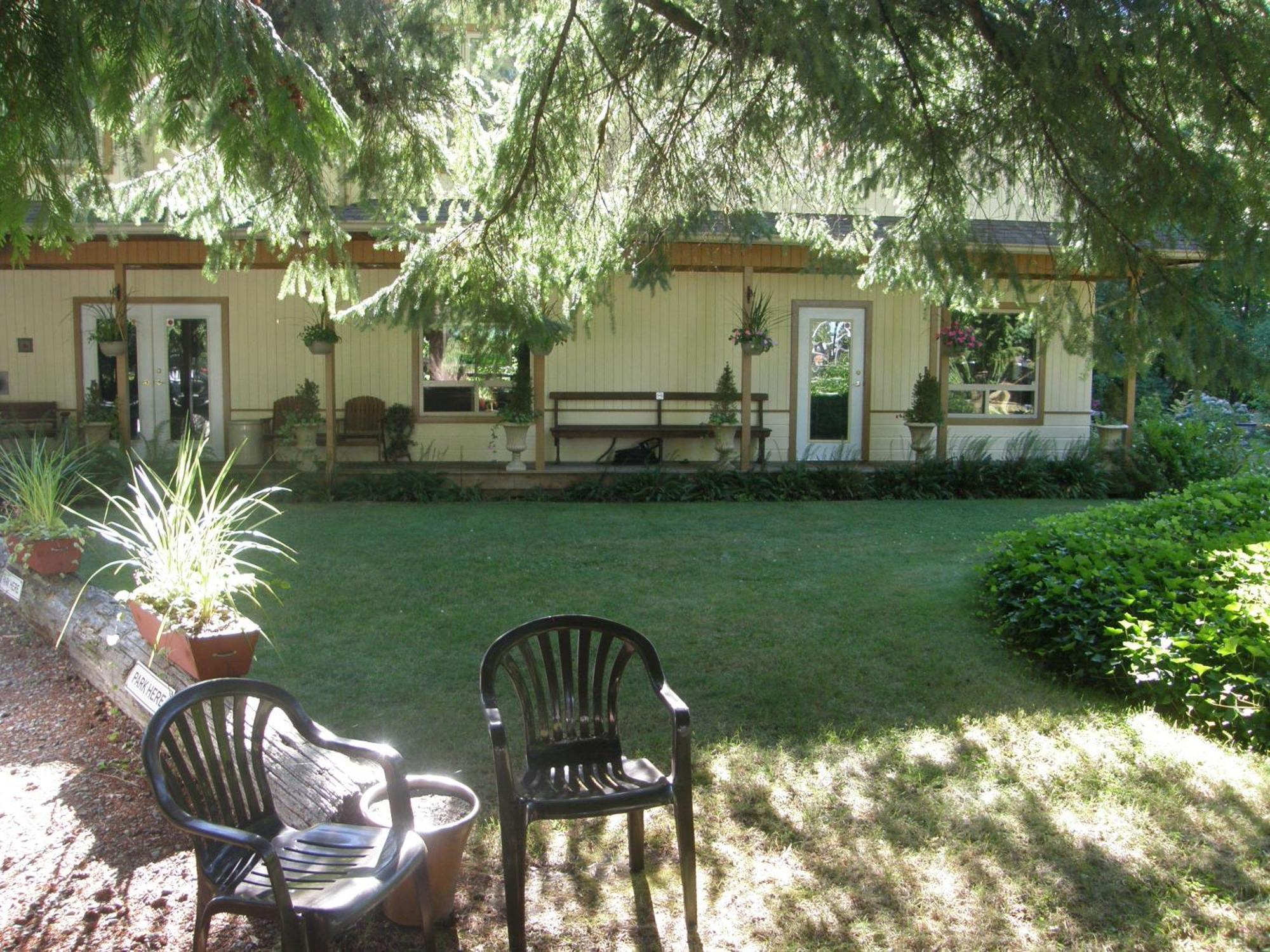 Cedar Wood Lodge Bed & Breakfast Inn Port Alberni Bagian luar foto