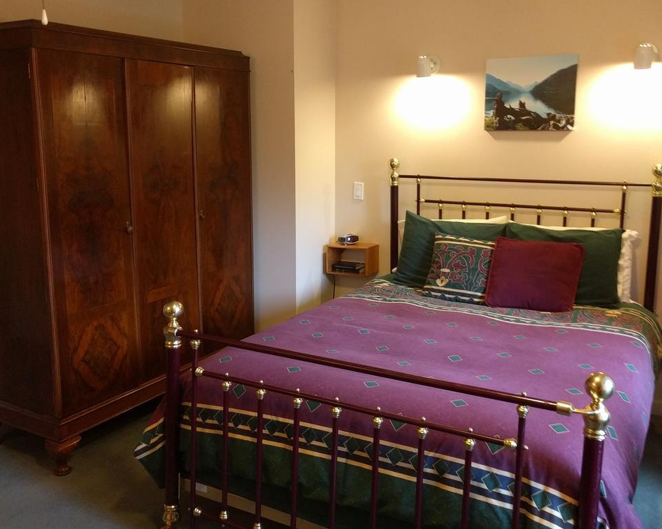 Cedar Wood Lodge Bed & Breakfast Inn Port Alberni Bagian luar foto
