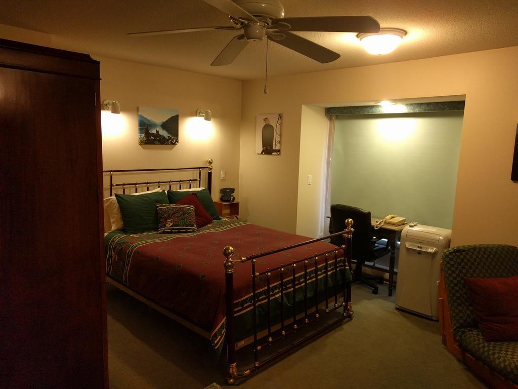 Cedar Wood Lodge Bed & Breakfast Inn Port Alberni Bagian luar foto