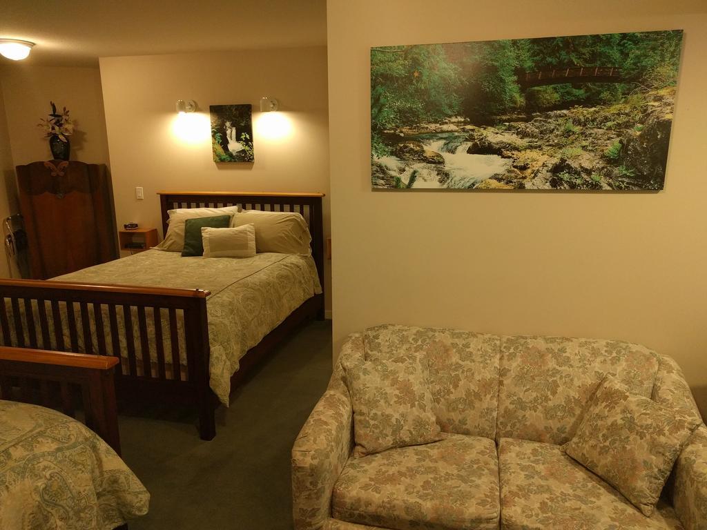 Cedar Wood Lodge Bed & Breakfast Inn Port Alberni Bagian luar foto