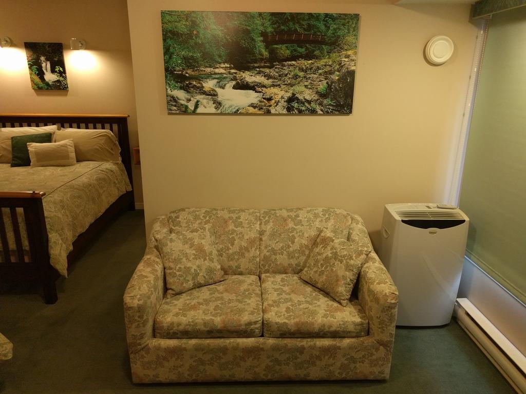 Cedar Wood Lodge Bed & Breakfast Inn Port Alberni Bagian luar foto
