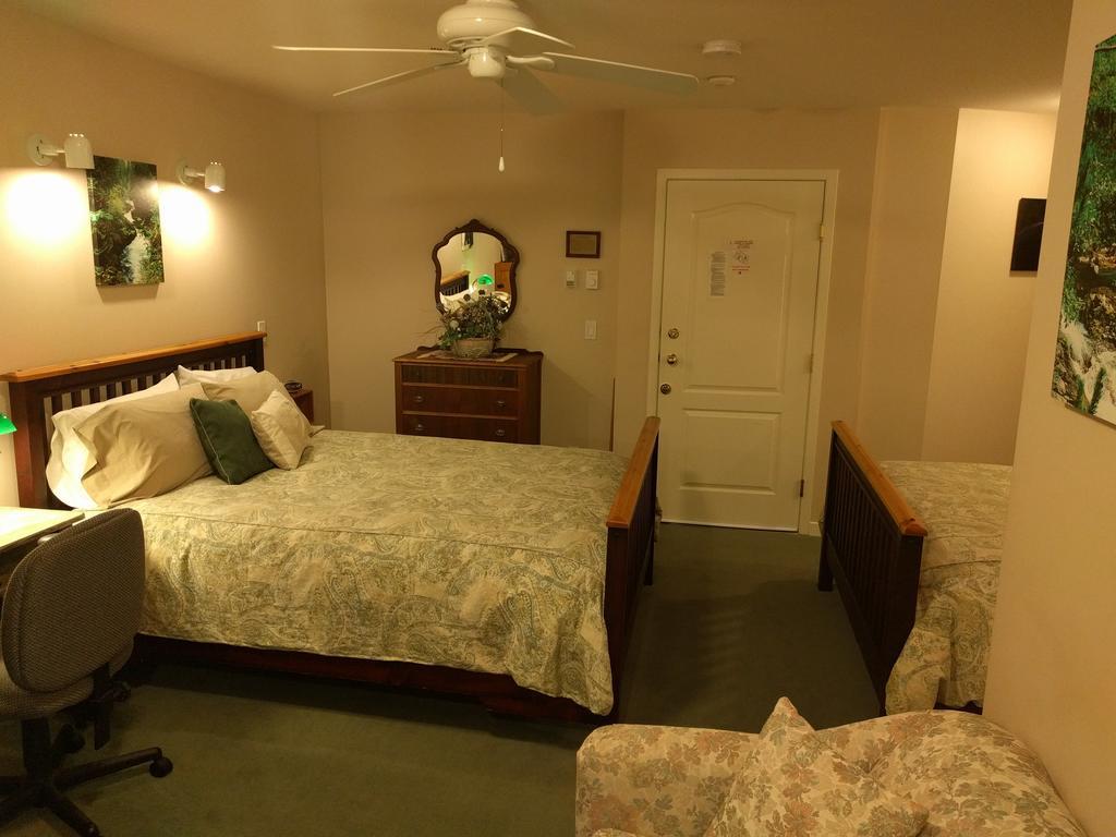 Cedar Wood Lodge Bed & Breakfast Inn Port Alberni Bagian luar foto