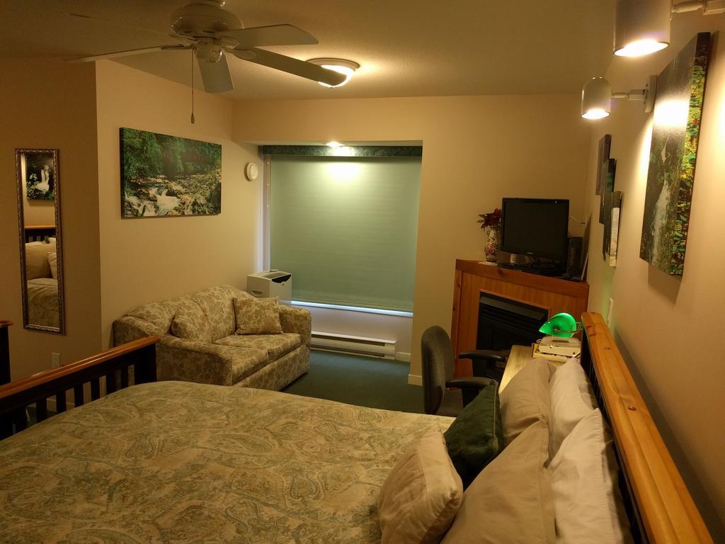 Cedar Wood Lodge Bed & Breakfast Inn Port Alberni Bagian luar foto