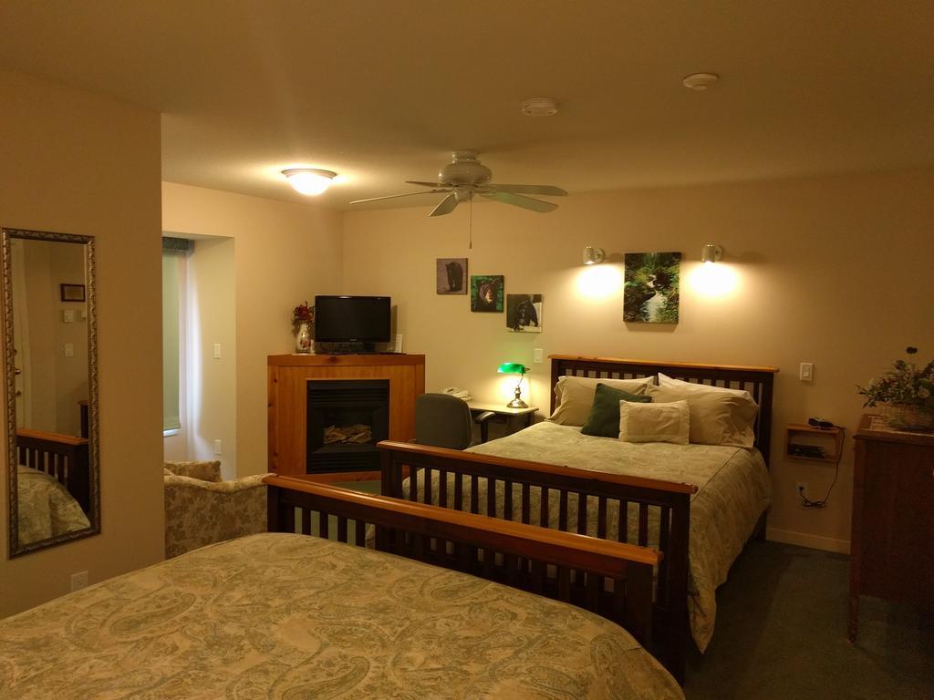 Cedar Wood Lodge Bed & Breakfast Inn Port Alberni Bagian luar foto