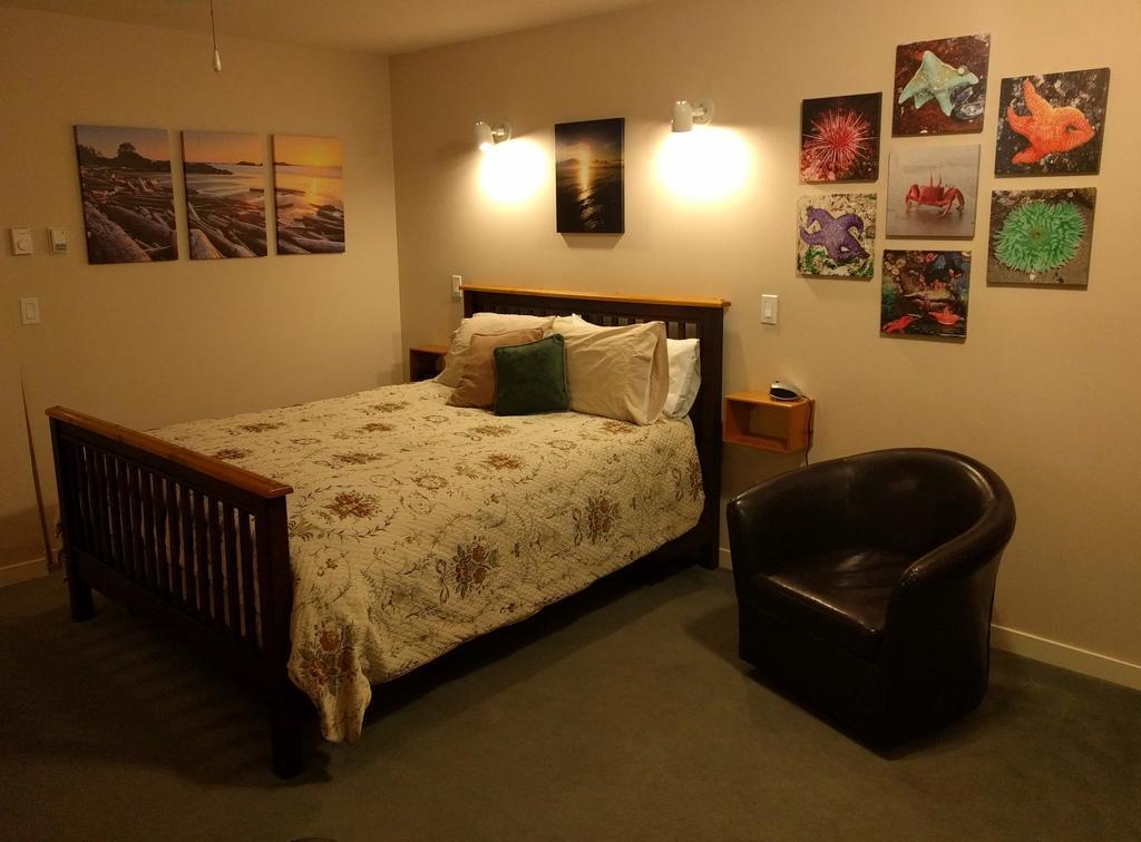 Cedar Wood Lodge Bed & Breakfast Inn Port Alberni Bagian luar foto