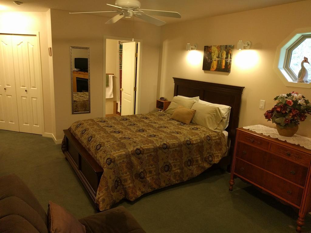 Cedar Wood Lodge Bed & Breakfast Inn Port Alberni Bagian luar foto