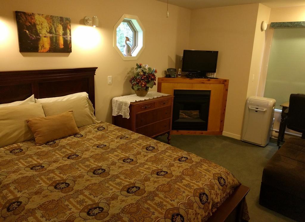 Cedar Wood Lodge Bed & Breakfast Inn Port Alberni Bagian luar foto