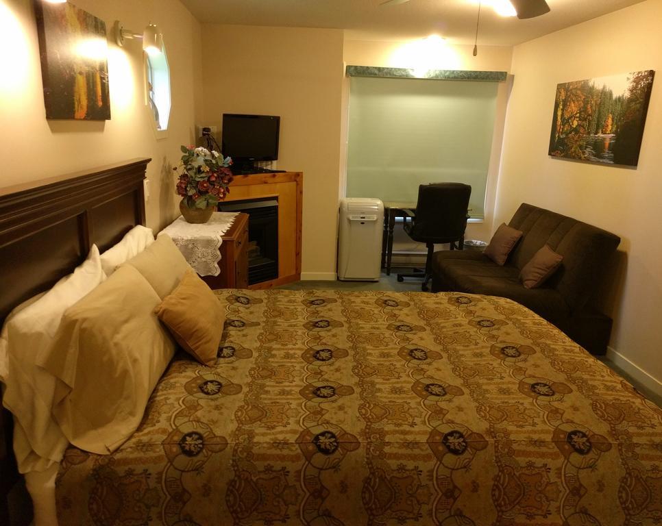 Cedar Wood Lodge Bed & Breakfast Inn Port Alberni Bagian luar foto