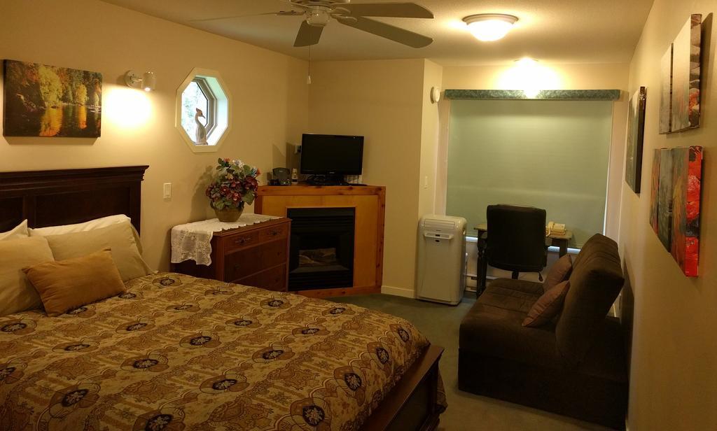 Cedar Wood Lodge Bed & Breakfast Inn Port Alberni Bagian luar foto