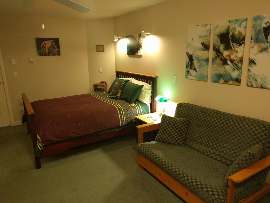 Cedar Wood Lodge Bed & Breakfast Inn Port Alberni Bagian luar foto
