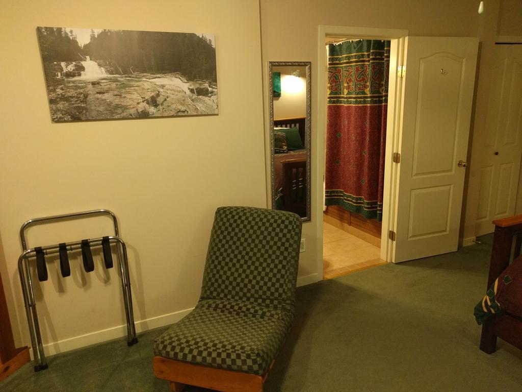 Cedar Wood Lodge Bed & Breakfast Inn Port Alberni Bagian luar foto