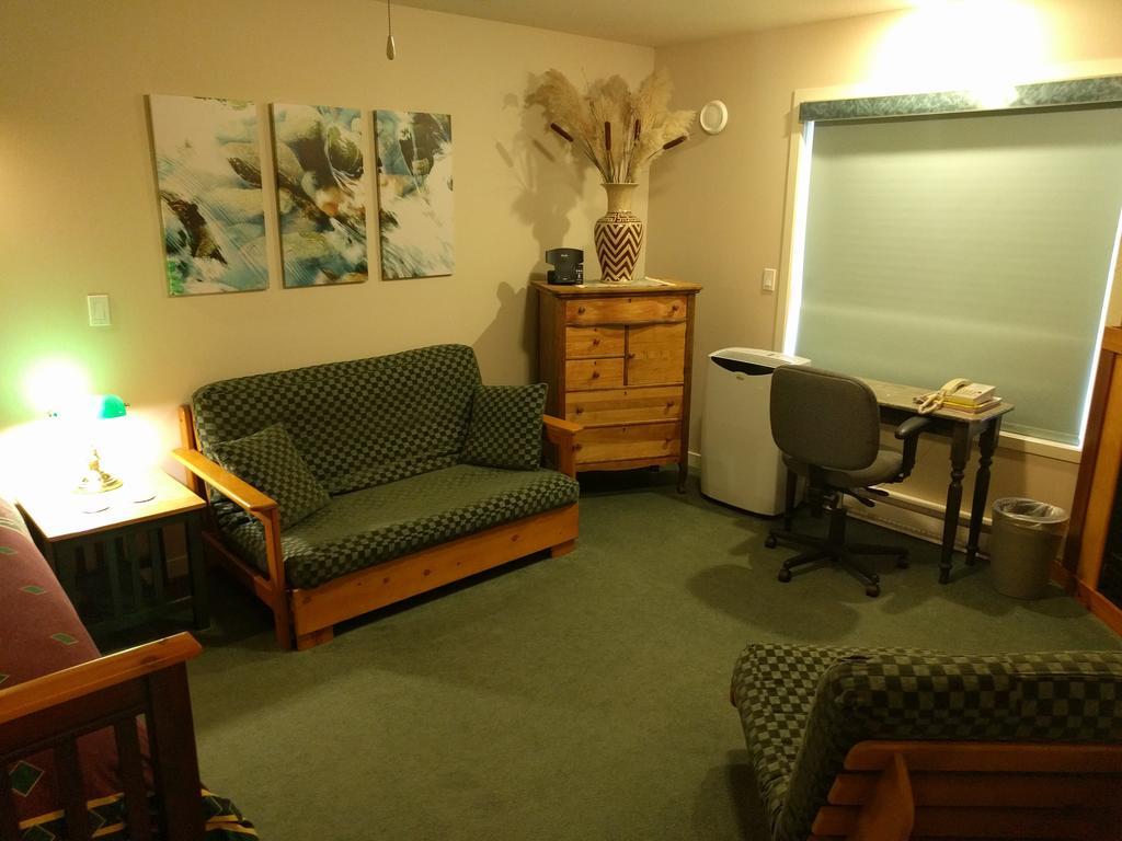 Cedar Wood Lodge Bed & Breakfast Inn Port Alberni Bagian luar foto