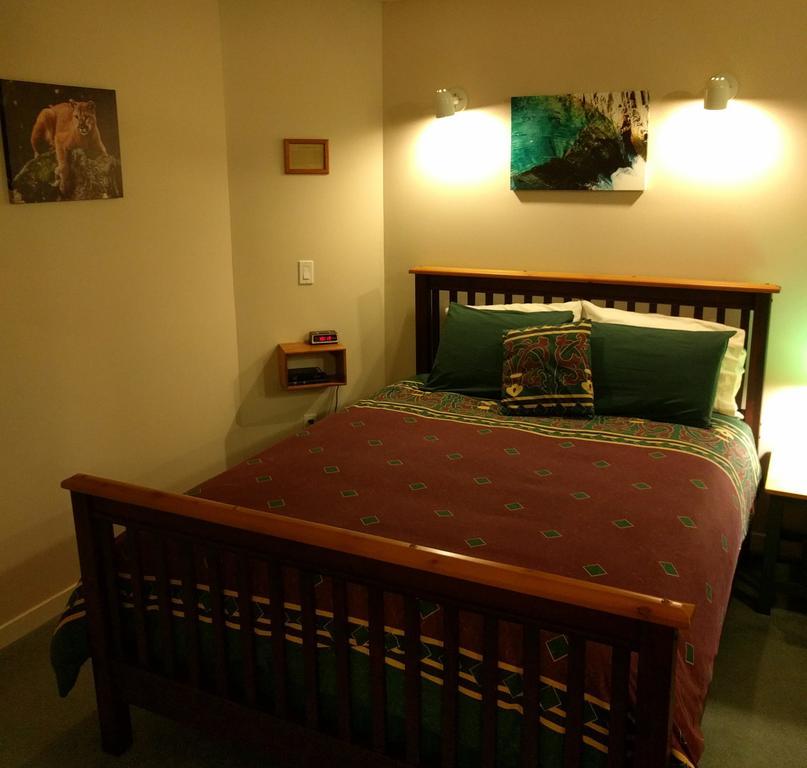 Cedar Wood Lodge Bed & Breakfast Inn Port Alberni Bagian luar foto