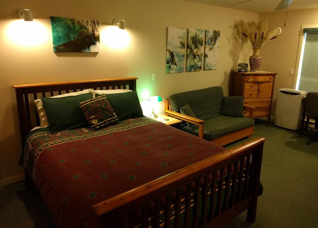 Cedar Wood Lodge Bed & Breakfast Inn Port Alberni Bagian luar foto