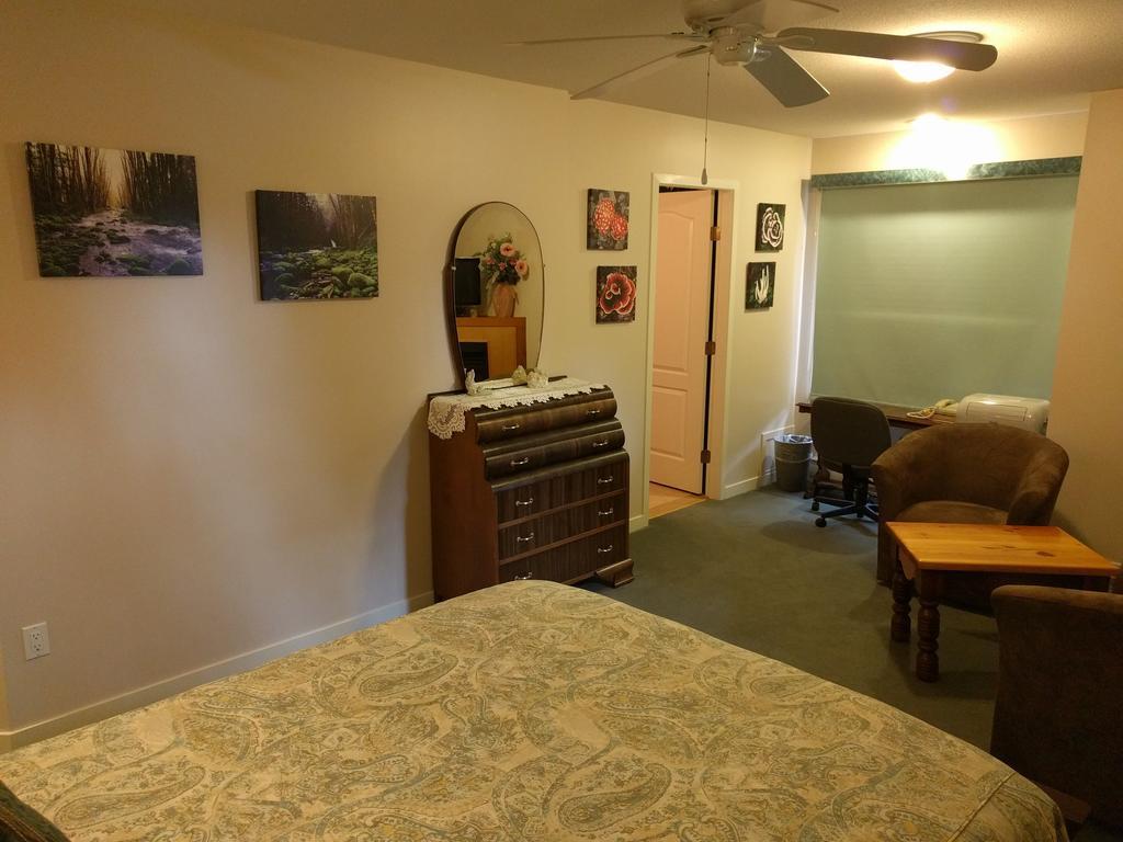 Cedar Wood Lodge Bed & Breakfast Inn Port Alberni Bagian luar foto