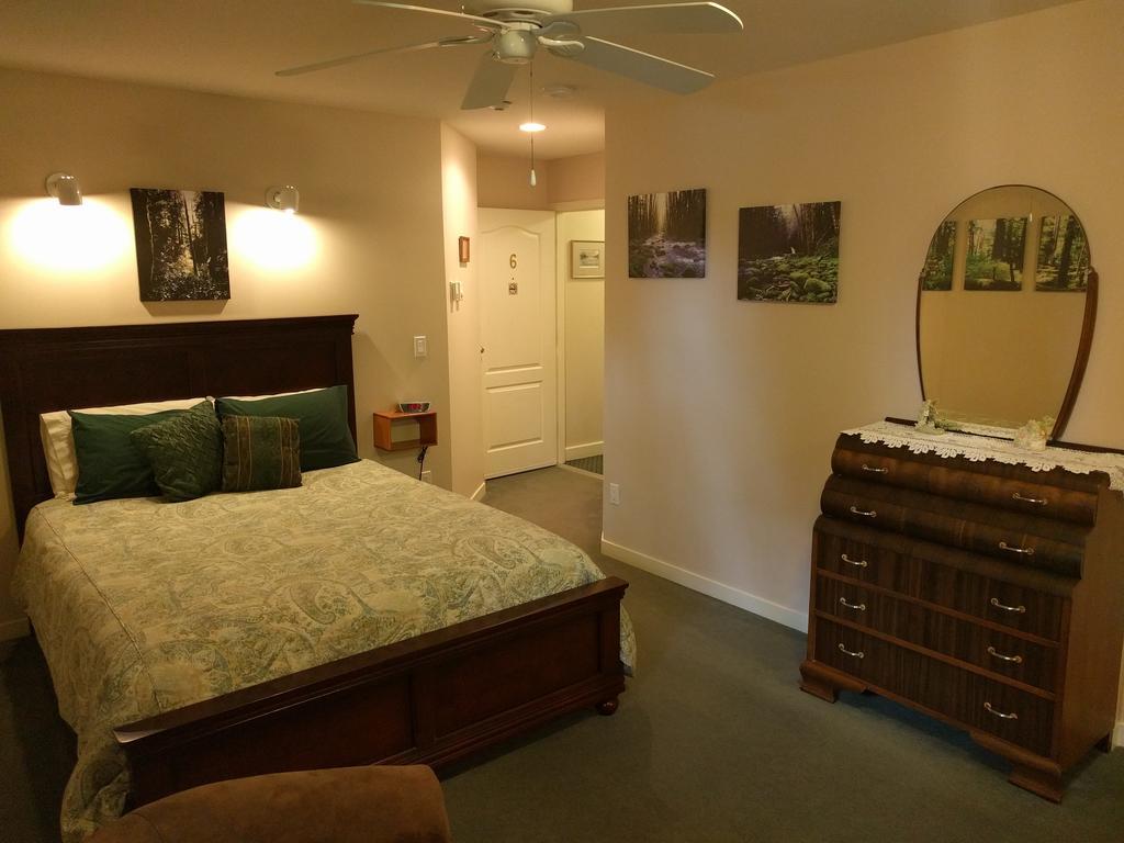 Cedar Wood Lodge Bed & Breakfast Inn Port Alberni Bagian luar foto