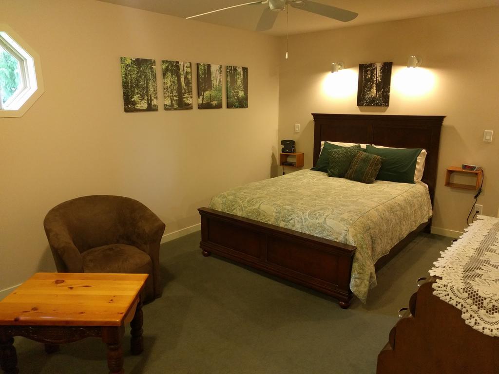Cedar Wood Lodge Bed & Breakfast Inn Port Alberni Bagian luar foto