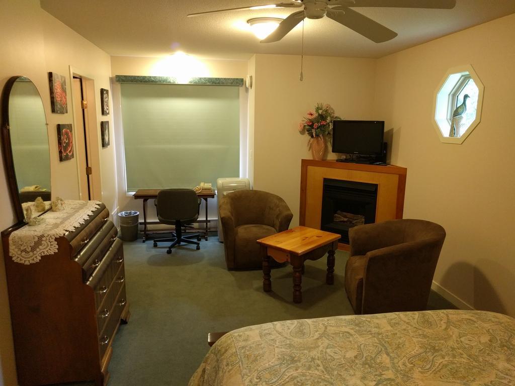 Cedar Wood Lodge Bed & Breakfast Inn Port Alberni Bagian luar foto