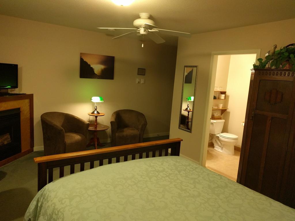 Cedar Wood Lodge Bed & Breakfast Inn Port Alberni Bagian luar foto