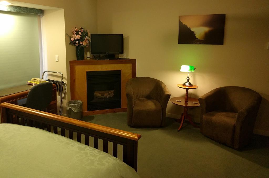 Cedar Wood Lodge Bed & Breakfast Inn Port Alberni Bagian luar foto
