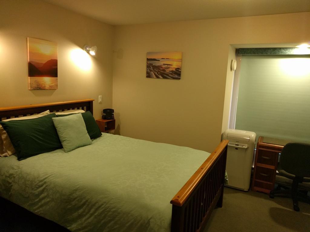 Cedar Wood Lodge Bed & Breakfast Inn Port Alberni Bagian luar foto
