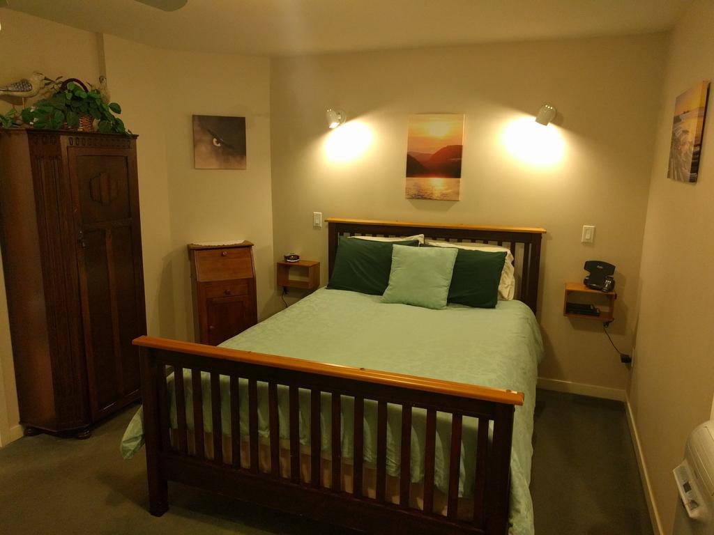 Cedar Wood Lodge Bed & Breakfast Inn Port Alberni Bagian luar foto