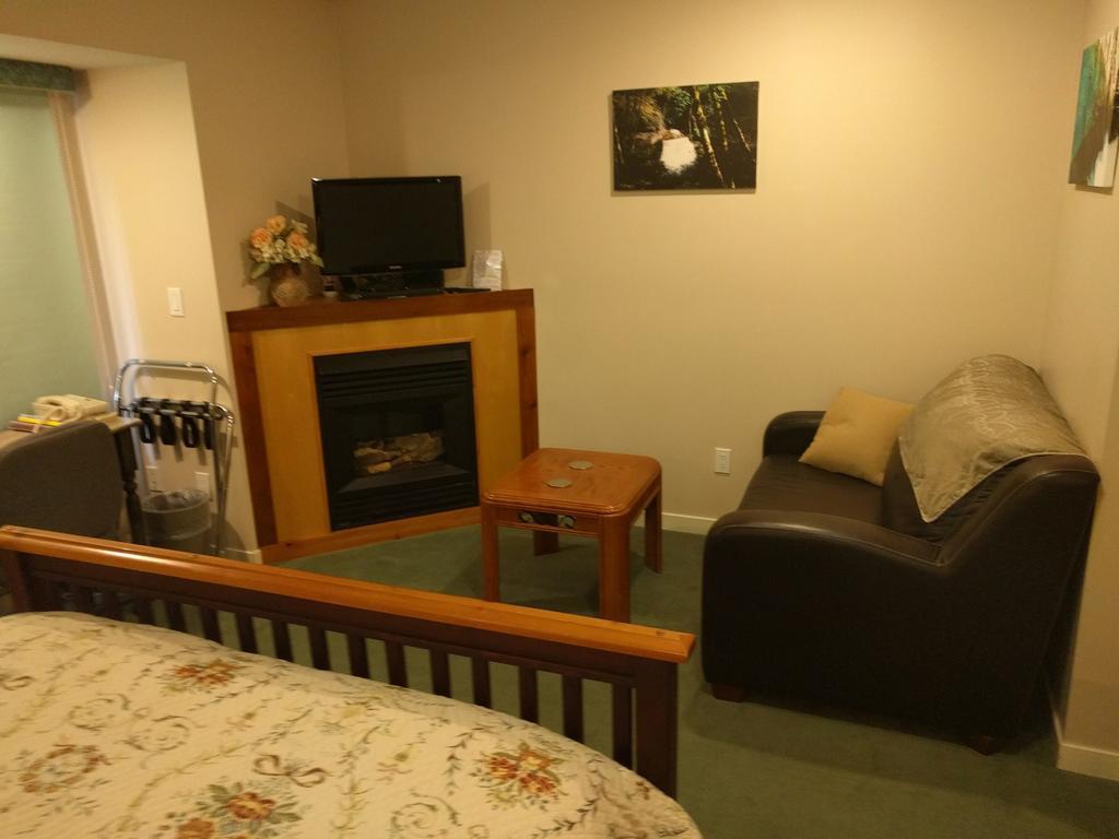 Cedar Wood Lodge Bed & Breakfast Inn Port Alberni Bagian luar foto
