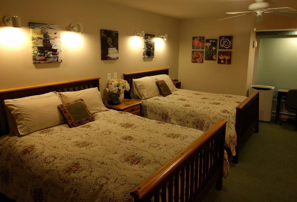 Cedar Wood Lodge Bed & Breakfast Inn Port Alberni Bagian luar foto