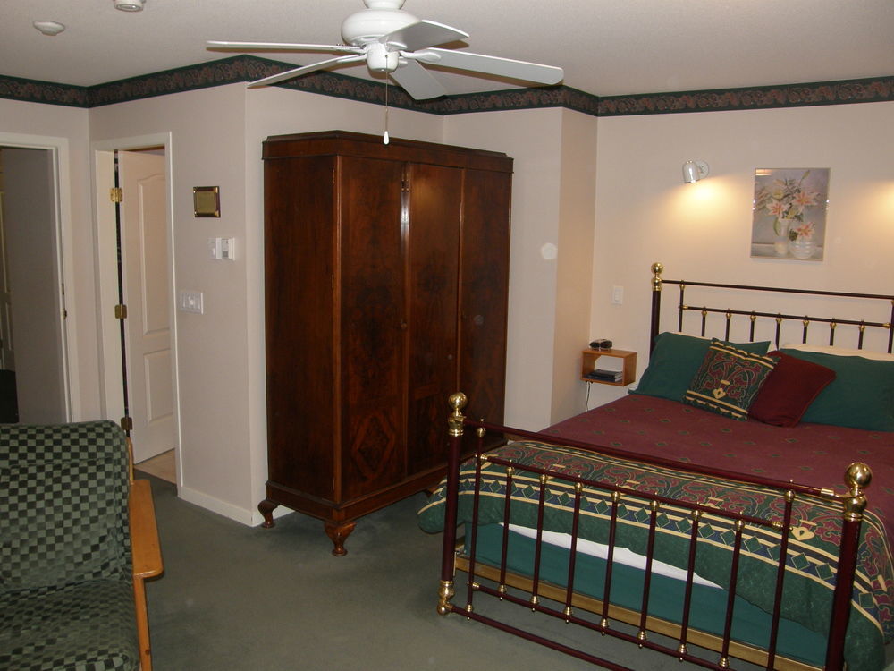 Cedar Wood Lodge Bed & Breakfast Inn Port Alberni Bagian luar foto