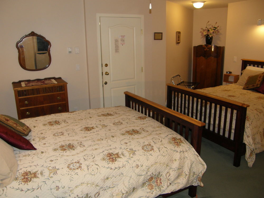 Cedar Wood Lodge Bed & Breakfast Inn Port Alberni Bagian luar foto