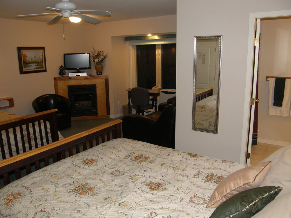 Cedar Wood Lodge Bed & Breakfast Inn Port Alberni Bagian luar foto