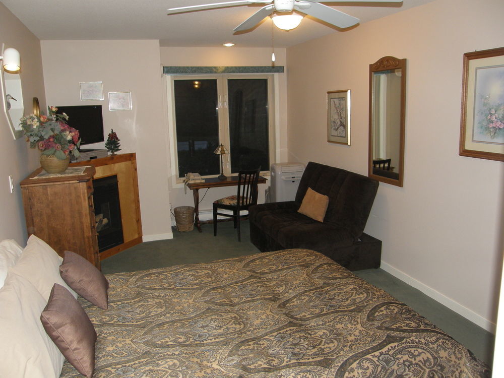 Cedar Wood Lodge Bed & Breakfast Inn Port Alberni Bagian luar foto