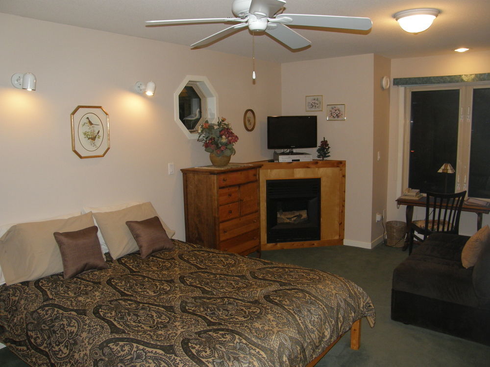 Cedar Wood Lodge Bed & Breakfast Inn Port Alberni Bagian luar foto