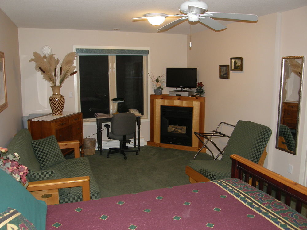 Cedar Wood Lodge Bed & Breakfast Inn Port Alberni Bagian luar foto