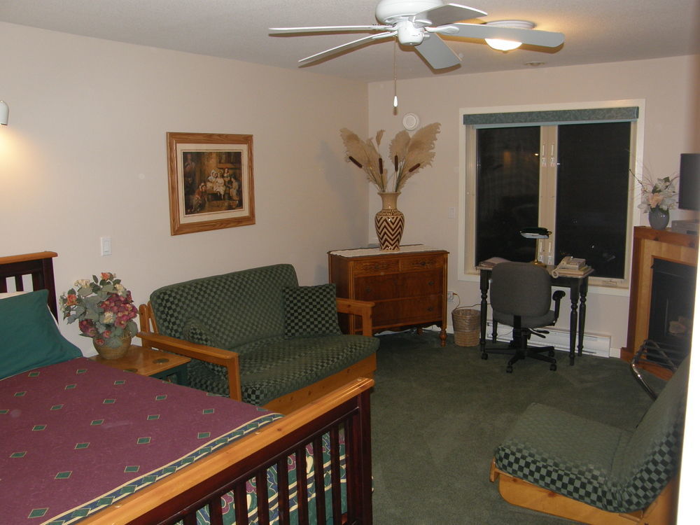 Cedar Wood Lodge Bed & Breakfast Inn Port Alberni Bagian luar foto