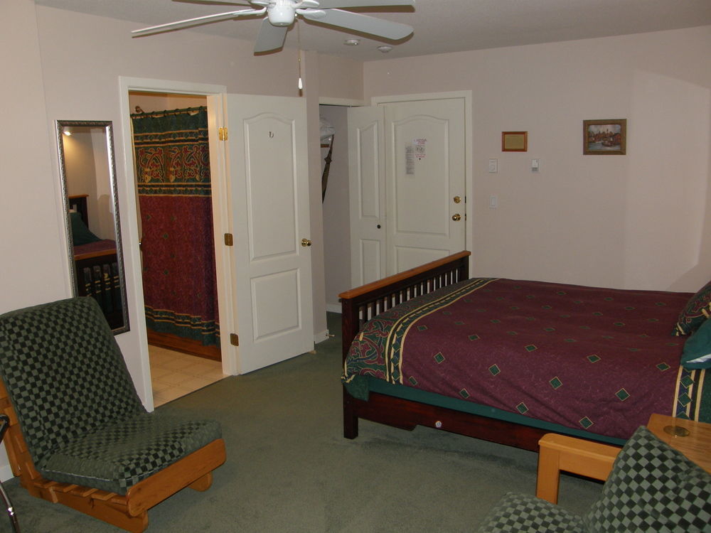 Cedar Wood Lodge Bed & Breakfast Inn Port Alberni Bagian luar foto