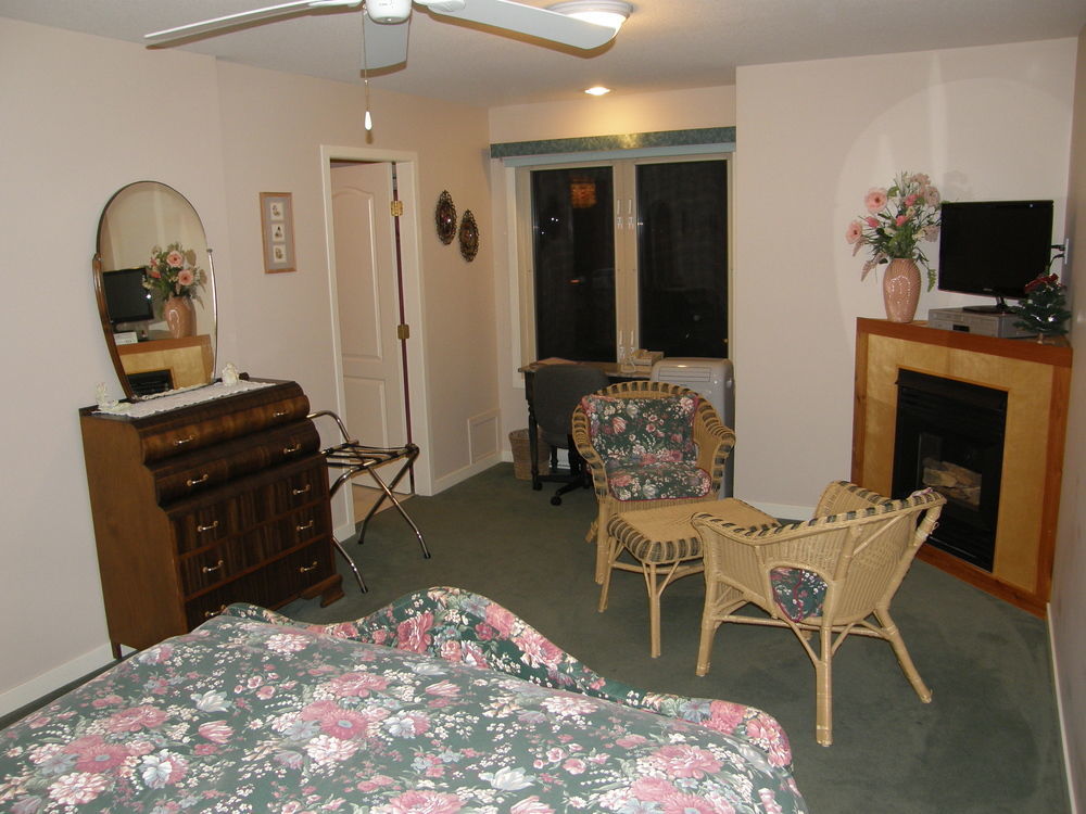 Cedar Wood Lodge Bed & Breakfast Inn Port Alberni Bagian luar foto
